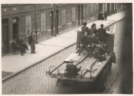 Résistants des Forces Françaises de l'Intérieur (FFI) à bord d'un camion « Motte-Cordonnier » rue du faubourg de Dunkerque