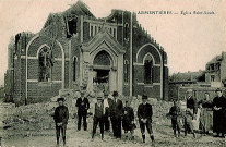 Groupe posant devant l'église Saint-Louis en ruines