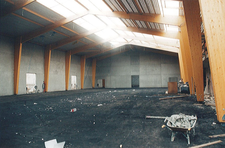 Vue intérieure de la salle de sports en construction du lycée Paul Hazard