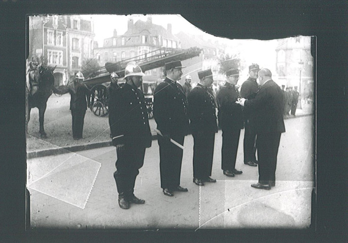 Cérémonie de remise de médaille aux sapeurs-pompiers sur la Grand'Place