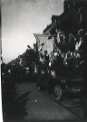 Cortège folklorique défilant dans une rue