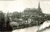 Vue arrière de l'église Saint-Vaast en ruines et de la Lys