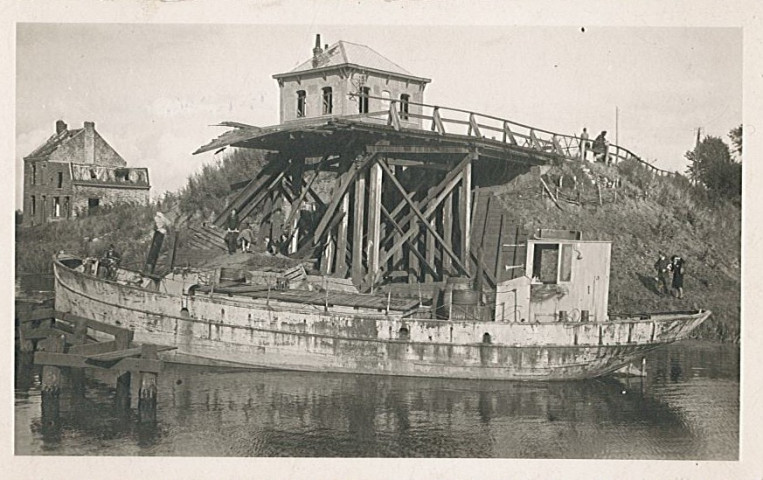 Péniche sur la Lys à la hauteur du pont de Nieppe détruit