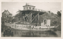 Péniche sur la Lys à la hauteur du pont de Nieppe détruit