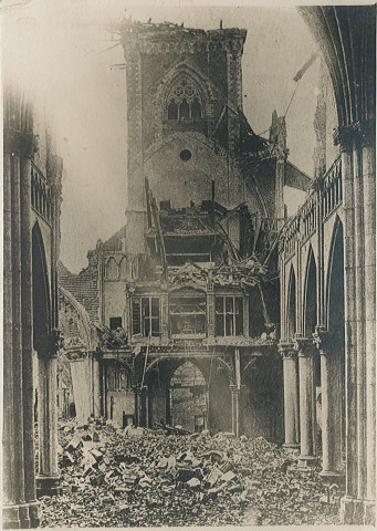 Intérieur de l'église Saint-Vaast en ruines