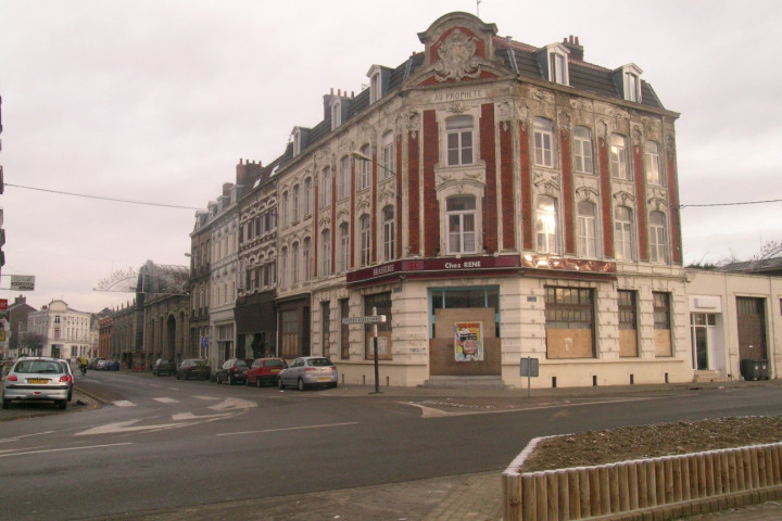 Carrefour rue de Comines et rue de la Gare avec l'estaminet « Au Prophète » ou « Chez René »