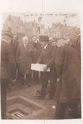 Pose de la première pierre de l'hôtel de ville