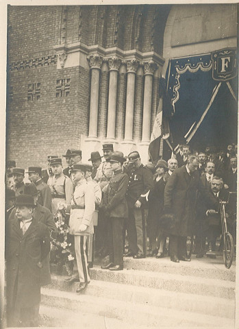 Messe souvenir à la mémoire du maréchal Foch à la sortie de l'église Saint-Vaast