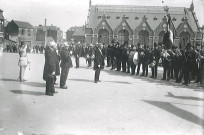 Charles Conem passant en revue les sociétés sur la Grand'Place