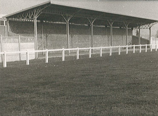 Tribune du terrain de rugby au complexe sportif Léo Lagrange