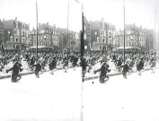 Groupe d'élèves exécutant un lendit sur la Grand'Place