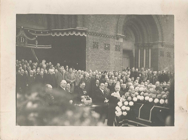 Discours des funérailles de Maurice Debosque sur le perron de l'église Saint-Vaast