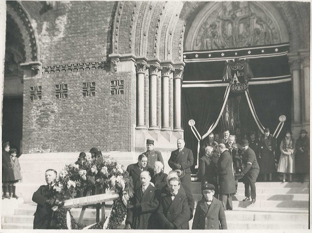 Sortie de messe à l'église Saint-Vaast en hommage à Albert 1er roi de Belgique