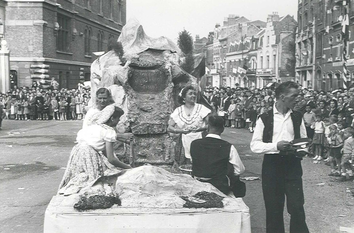 Char participant au défilé lors de la fête des Nieulles