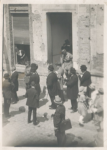 Visite officielle du maréchal Foch pour la remise de la croix de guerre à la ville, scène de rue