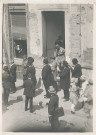 Visite officielle du maréchal Foch pour la remise de la croix de guerre à la ville, scène de rue