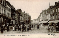 Groupe de passants rue de Lille