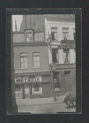 Façade du journal La Dépêche et d'une charcuterie