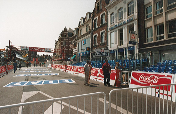 Gradins au centre-ville, préparatifs du tour de France