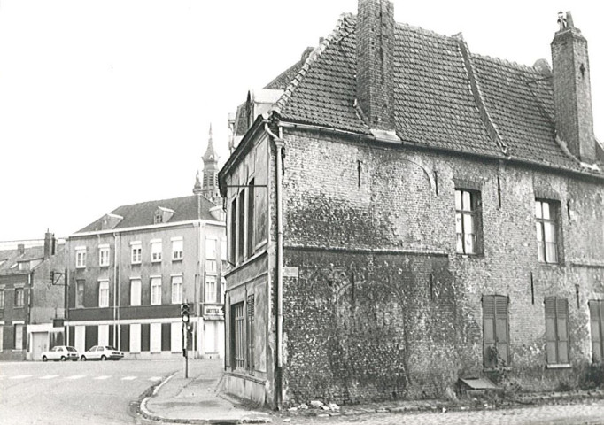 Maison Meauxsoone construite au 18e siècle, atelier de réparation mécanique rue des Tripiers