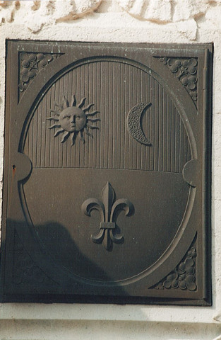 Blason d'Armentières en bronze sur le monument aux morts