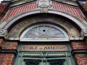 Porte d'entrée et fronton de la piscine municipale