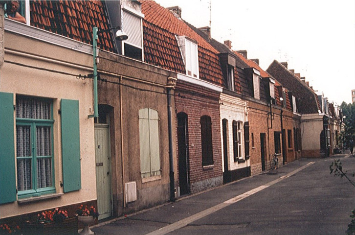 Rue Roland Garros donnant sur la rue du quai de Beauvais