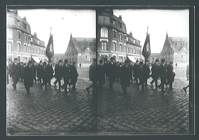 Défilé de porte drapeau rue de Dunkerque arrivant sur la Grand'Place