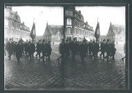 Défilé de porte drapeau rue de Dunkerque arrivant sur la Grand'Place