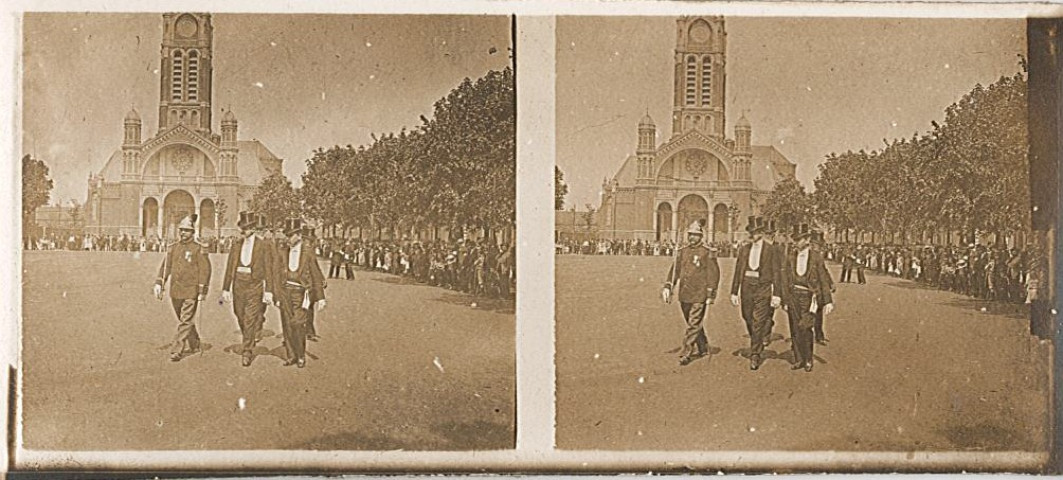 Anciens combattants de 1870 décorés par Henri Chas, place de la République