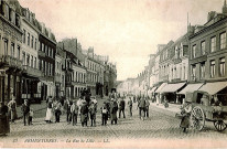 Groupe de passants rue de Lille