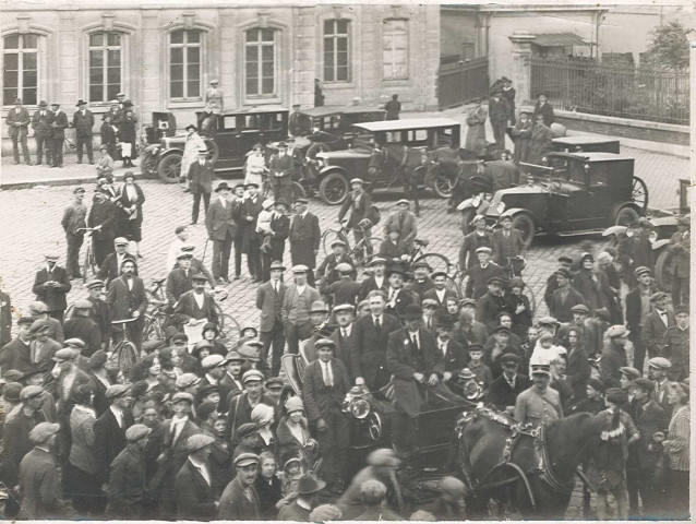 Accueil de Camille Vandecasteele, champion cycliste participant au tour de France, à sa sortie de gare (Grand hebdomadaire illustrée du 1er août 1926)