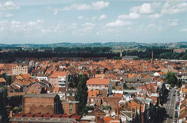 Vue aérienne du centre-ville et des monts de Flandre