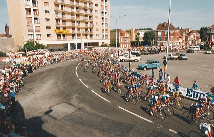 Public assistant au passage des coureurs, tour de France