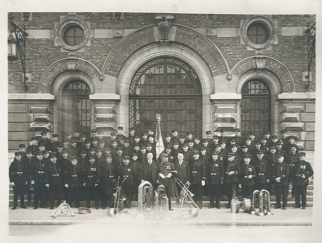 Musiciens de la Fanfare du Commerce et Edmond Debruyne posant sur le perron de l'hôtel de ville