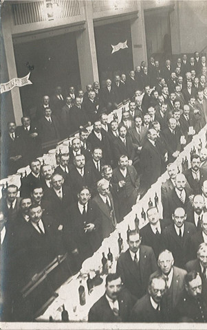 Convives à un banquet à la salle des fêtes