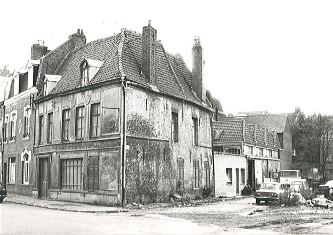 Maison Meauxsoone construite au 18e siècle, atelier de réparation mécanique rue des Tripiers