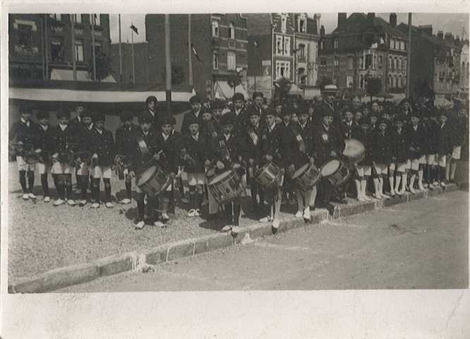 Groupe de jeunes musiciens sur la Grand'Place [clique de la jeune garde]