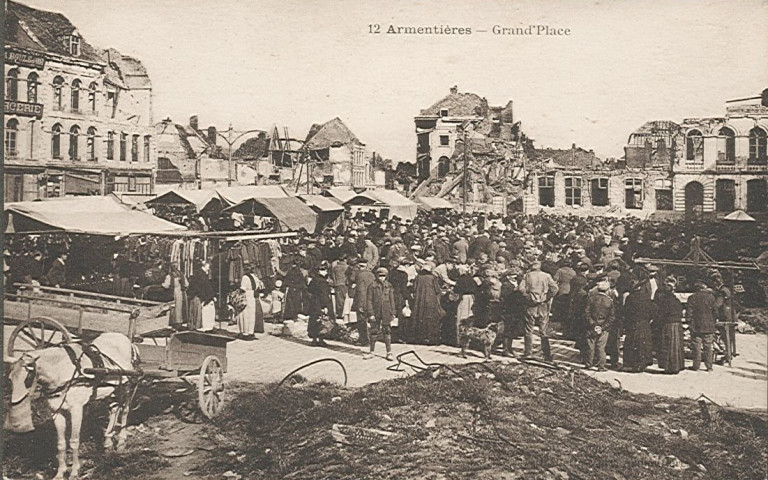 Grand'Place et hôtel de ville en ruines un jour de marché