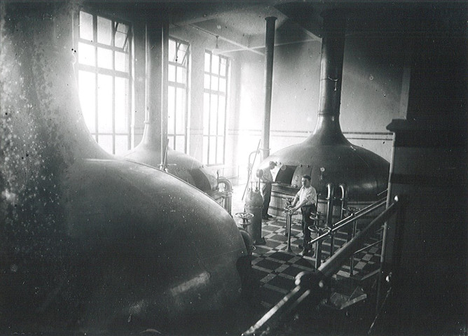 Mécaniciens dans la salle de brassage de la brasserie malterie Motte-Cordonnier