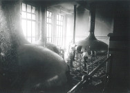 Mécaniciens dans la salle de brassage de la brasserie malterie Motte-Cordonnier