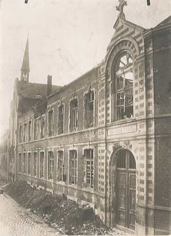 Façade de l'hospice civil en ruines