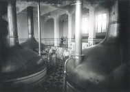 Mécaniciens dans la salle de brassage de la brasserie malterie Motte-Cordonnier