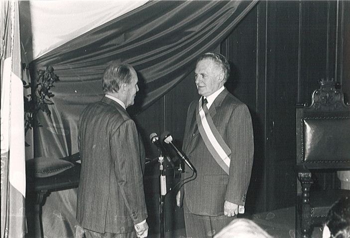 François Mitterrand remettant la légion d'honneur à Gérard Haesebroeck dans le grand salon de l'hôtel de ville