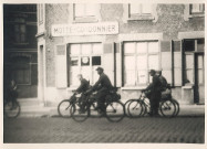 Passage d'un groupe de militaires allemands à bicyclette rue du faubourg de Dunkerque