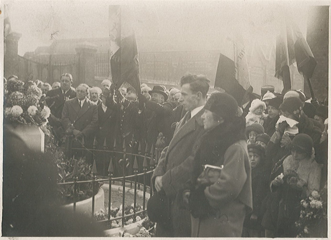 Inauguration du monument Ernest Deceuninck en présence de la veuve et du fils du résistant armentiérois