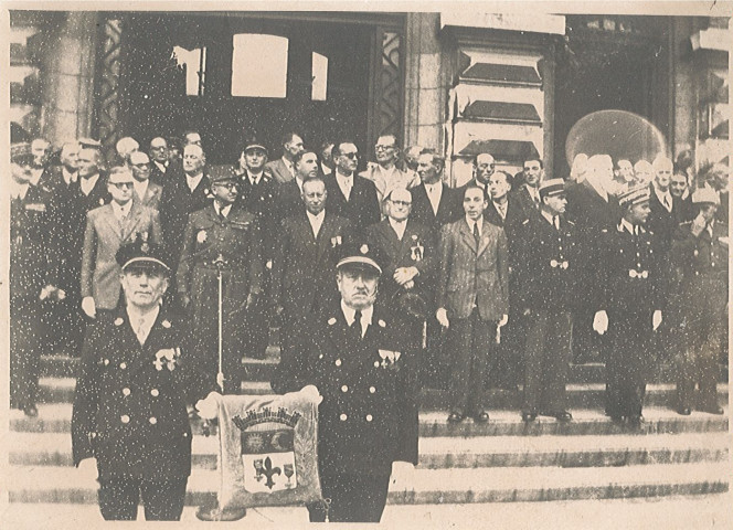 Personnalités sur le perron de l'hôtel de ville pour la remise de la seconde croix de guerre à la ville