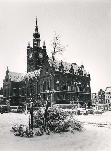 Hôtel de ville sous la neige