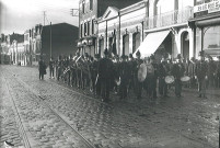 Société musicale défilant [rue de Lille]