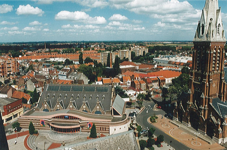 Vue aérienne du Vivat, de l'église Saint-Vaast